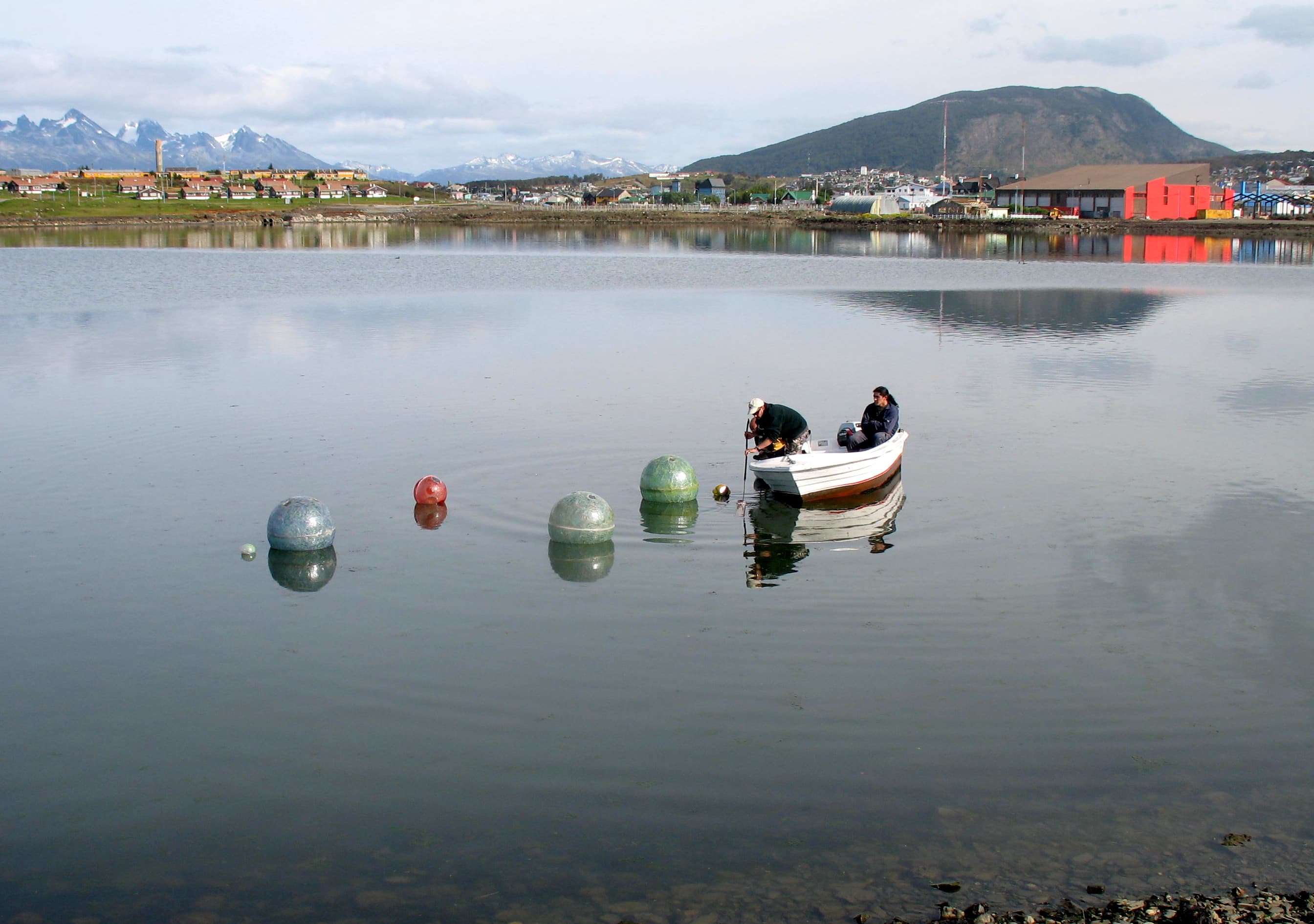 From Wicker to Spider Threads – Performance by Argentinian sculptor Claudia Aranovich