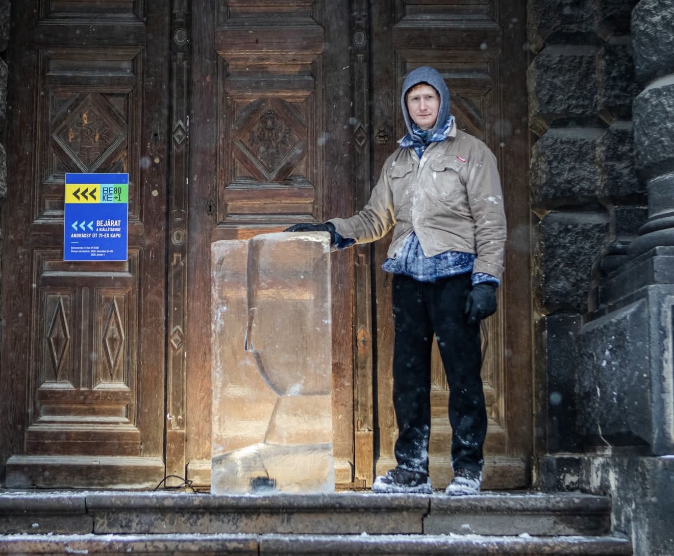 Éjjel-nappal megcsodálhatjuk egy hallgató jégszobrát az MKE előtt 