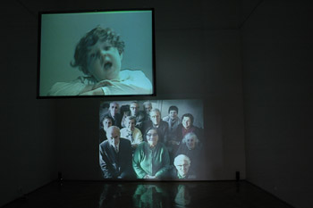 Adrian Paci: Apparizione, 2000 (tul.: Galleria Francesca Kaufmann, Milanó)